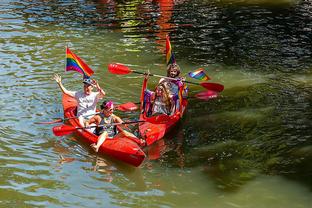 水银泻地！老詹&小里互秀妙传 浓眉统治内线 湖人半场再轰71分